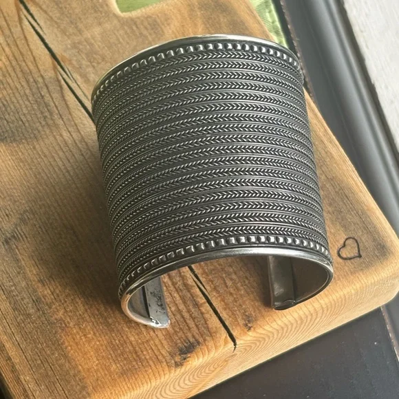 Women’s beautiful silver coloured thick Cuff Bracelet - Picture 2 of 8